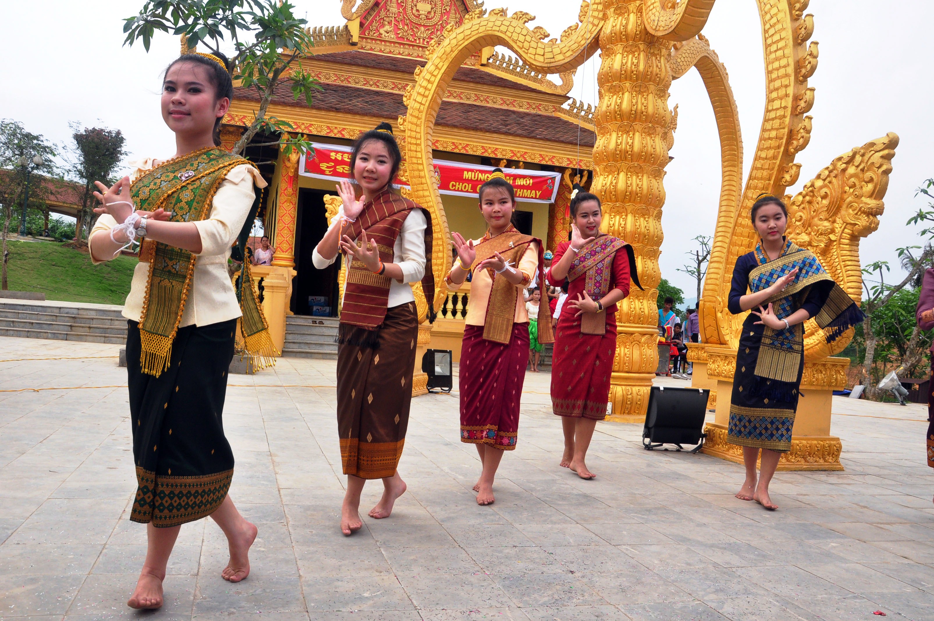 Phụ nữ khmer rực rỡ trong trang phục dân tộc khmer campuchia đẹp nhất